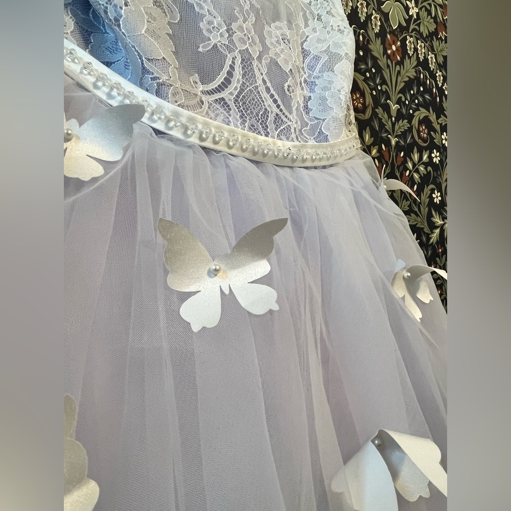 Girls Elegant Butterfly White Lace and Lavender Tulle Dress - Picture 4 of 8